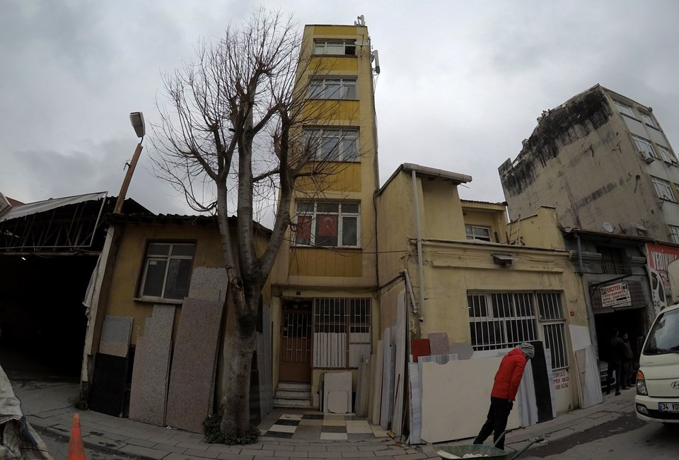 İstanbul'da şaka gibi görüntü! Bu bina nasıl ayakta duruyor ?