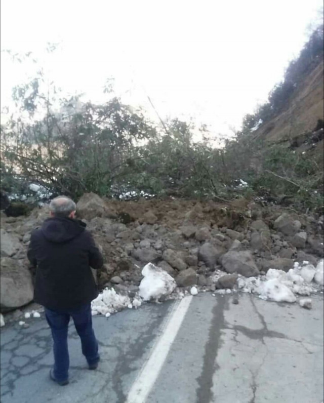 Rize'de heyelan! Ünlü turizm merkezine giden yol kapandı