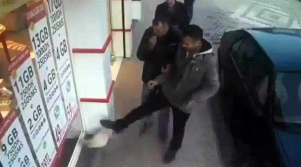 Kediye attığı tekme cezasız kalmadı!