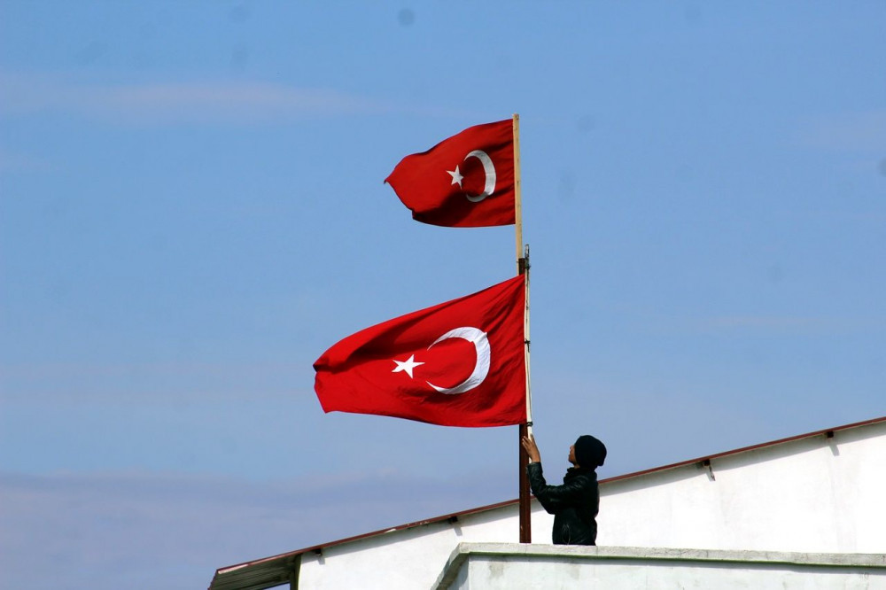 Reyhanlı'nın sınır mahallesi bayraklarla donatıldı!