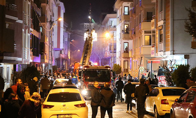 İstanbul'da korku dolu gece! Mahalleli geceyi sokakta geçirdi