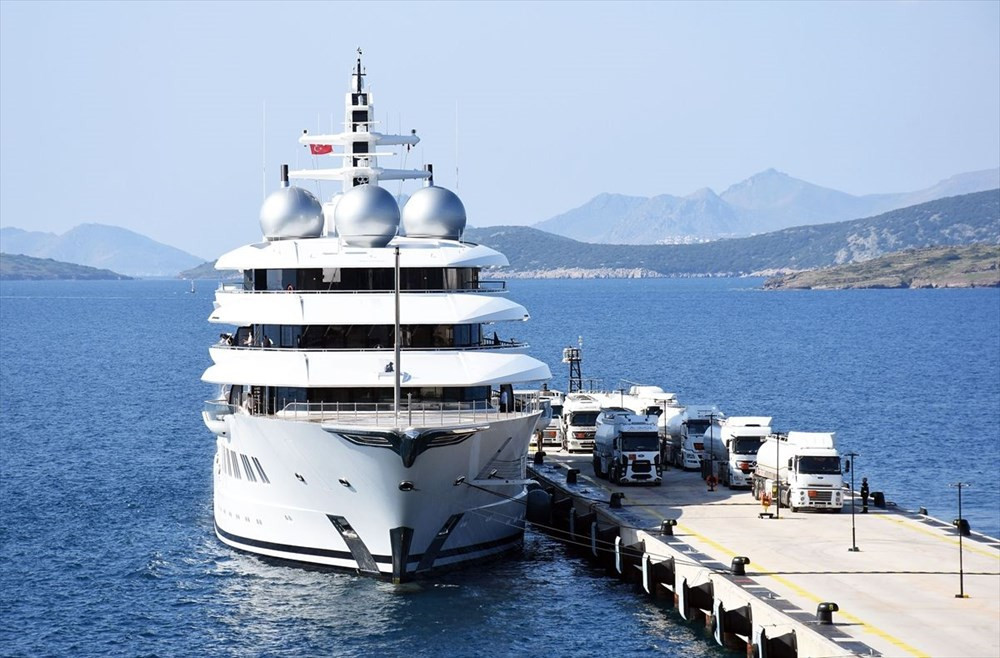 Bodrum'da demirleyen süper lüks yata 9 tanker yakıt ikmali