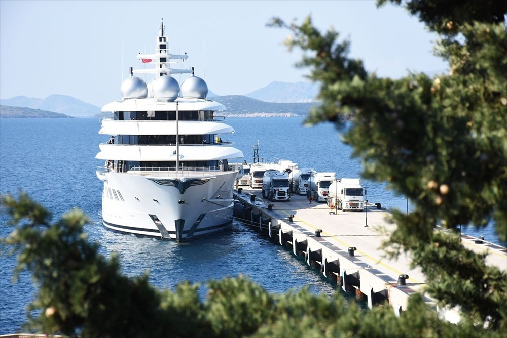 Bodrum'da demirleyen süper lüks yata 9 tanker yakıt ikmali