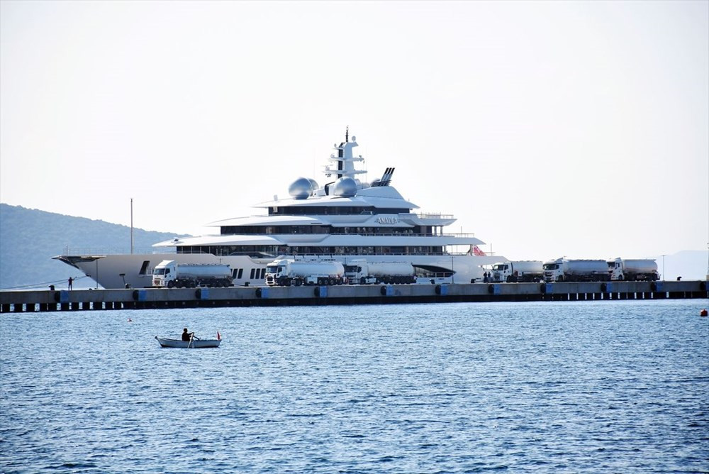 Bodrum'da demirleyen süper lüks yata 9 tanker yakıt ikmali