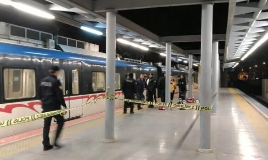 Metro'da dehşete düşüren intihar! Kendini bir anda raylara attı