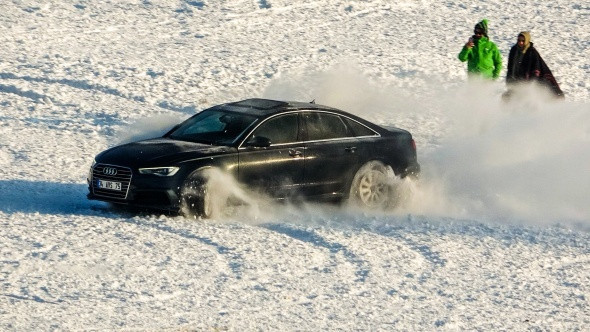 Çıldır'da buz üstünde spor arabayla drift yaptı - Resim: 2