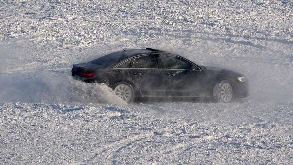 Çıldır'da buz üstünde spor arabayla drift yaptı - Resim: 4