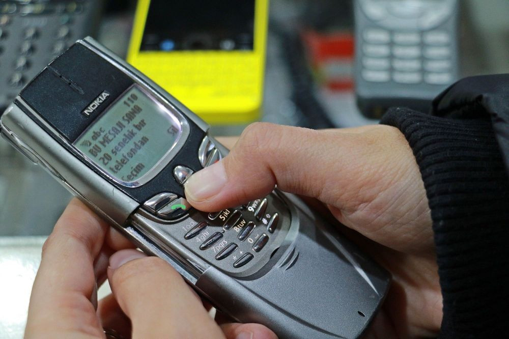 25 yılda 850 cep telefonu biriktirdi
