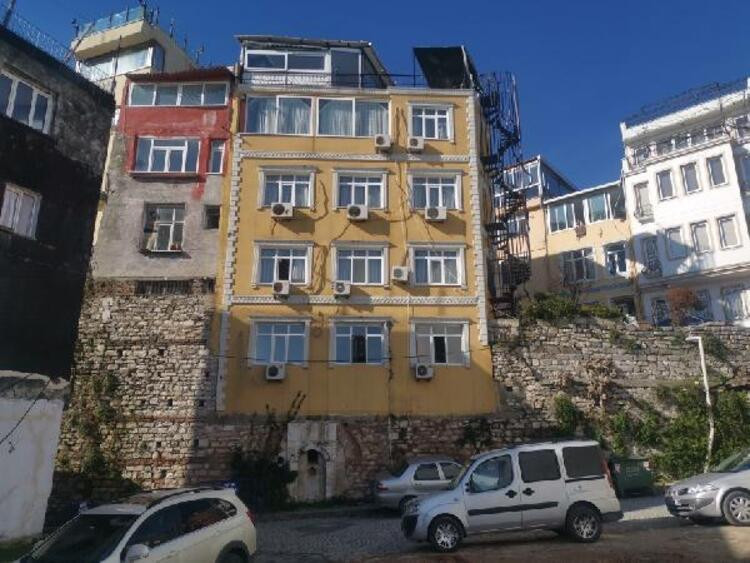 Istanbul Da Surlarin Uzerine Yapilan Otel Sasirtiyor Haber3