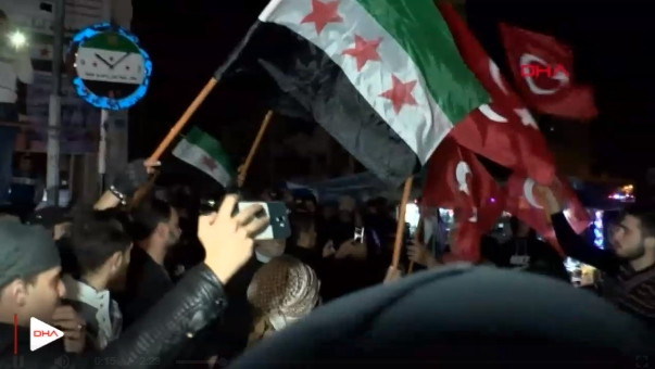 İdlibliler Türk bayraklarıyla sokağa döküldü