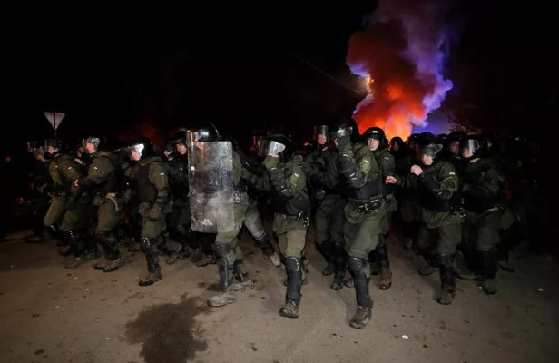 Ukrayna'da Çin'den tahliye edilenler protesto edildi! Otobüsleri taşladılar
