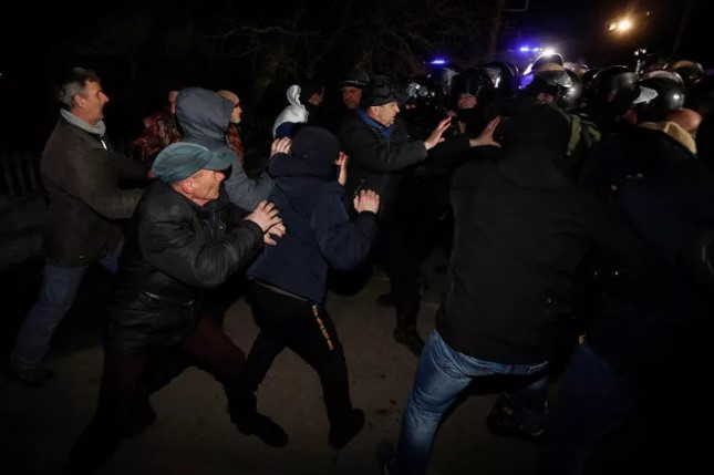 Ukrayna'da Çin'den tahliye edilenler protesto edildi! Otobüsleri taşladılar