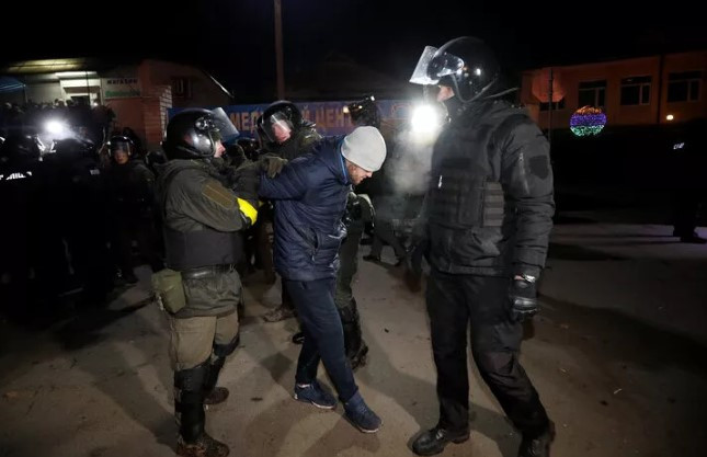 Ukrayna'da Çin'den tahliye edilenler protesto edildi! Otobüsleri taşladılar