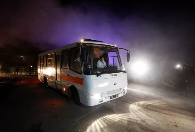 Ukrayna'da Çin'den tahliye edilenler protesto edildi! Otobüsleri taşladılar