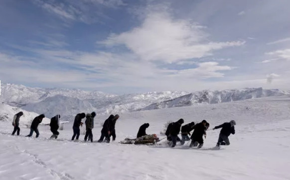 Klip çekiminde hastayı oynuyordu; hastanelik oldu!