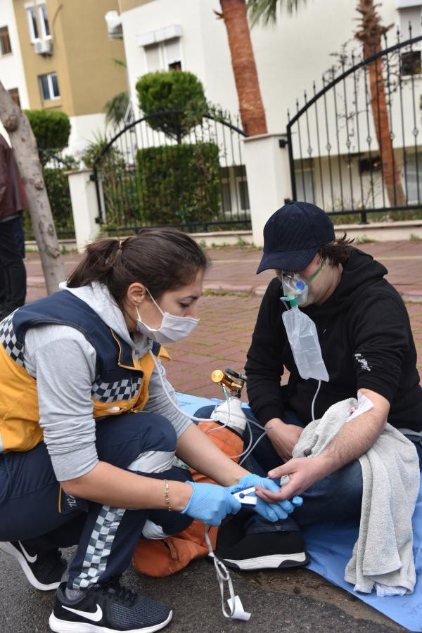 Rezidansta korku dolu anlar! 12 kişi hastanelik oldu