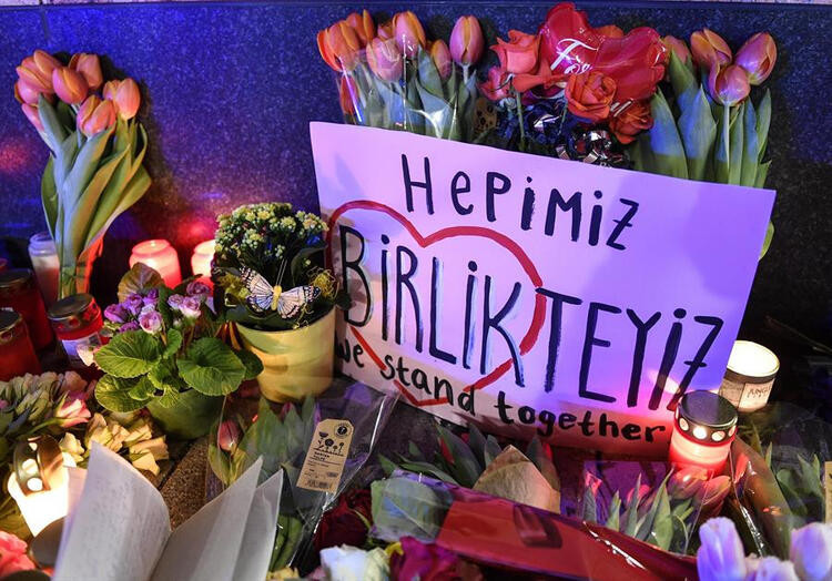 Almanya ırkçı saldırının kurbanlarına ağlıyor