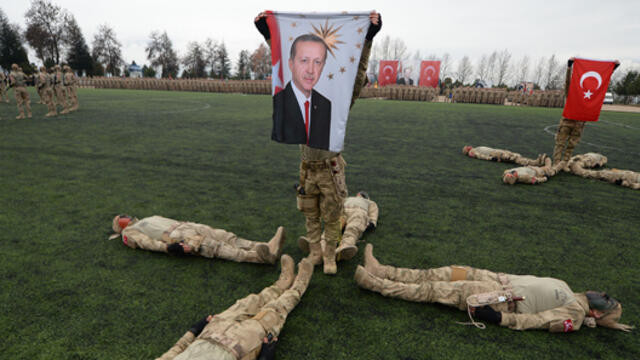 TSK'daki mezuniyet töreninde Erdoğan posteri açıldı