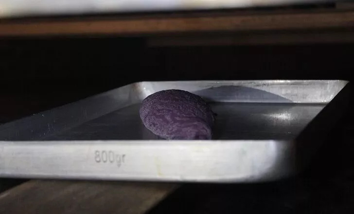 Mor ekmek üretti, tanesini 10 liraya satıyor