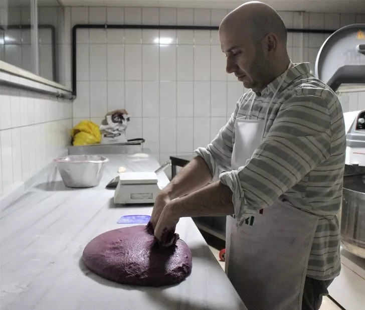 Mor ekmek üretti, tanesini 10 liraya satıyor