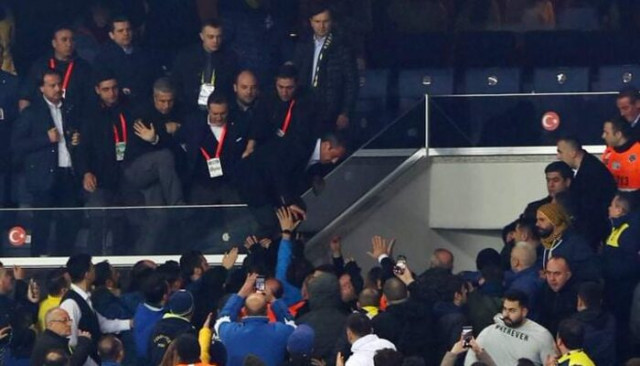 Ali Koç, Fenerbahçeli taraftarların arasına böyle atladı