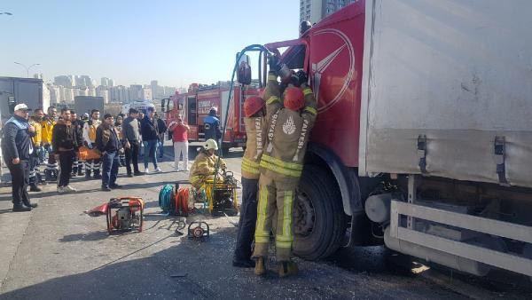 İstanbul'da zincirleme kaza! Trafik felç oldu - Resim : 2