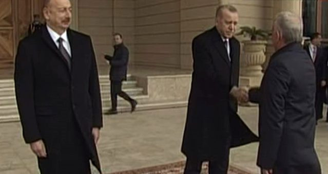 Azeri yetkilinin tokalaşması Erdoğan'ı şaşırttı