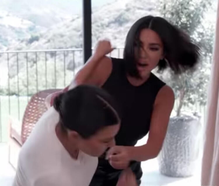 Kardashian kardeşler yumruk yumruğa!