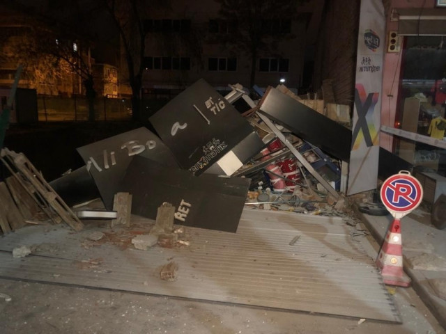Ankara'da 3 katlı dükkan çöktü!