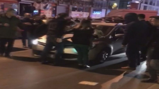 İstanbul'da dehşet anları! Otomobili bebekli kadının üzerine sürdü