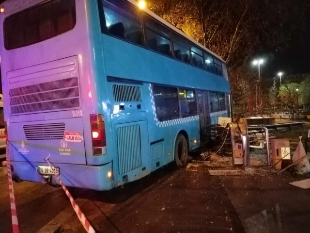 İstanbul'da iki katlı otobüs durağa daldı: 3'ü ağır 5 yaralı - Resim : 2