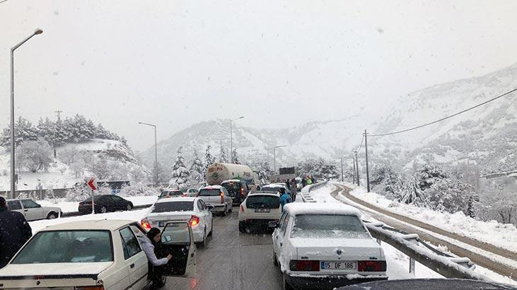 Kar aralıksız yağınca yol trafiğe kapandı