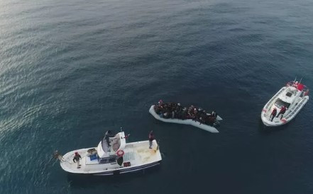 Çanakkale'de can pazarı Sahil Güvelik son anda kurtardı