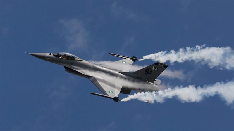 Pakistan'da F-16 uçağı düştü