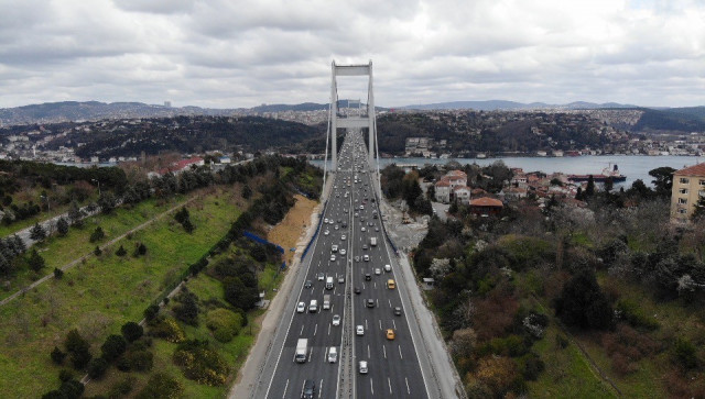 İstanbul'da meydanlar boş kaldı - Resim : 2