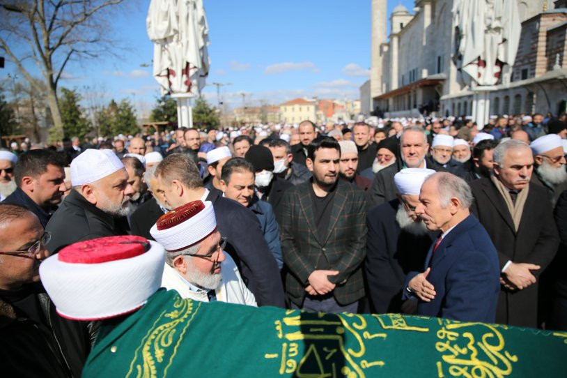 AK Partililerin de katıldığı cenaze töreninde koronavirüs anonsu