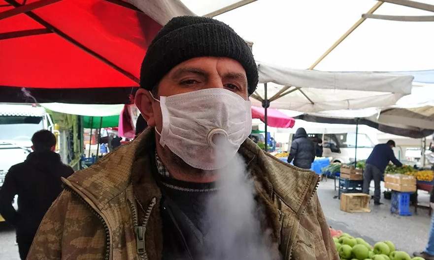 Sigara tiryakisi vatandaşın coronavirüs maskesi pes dedirtti!