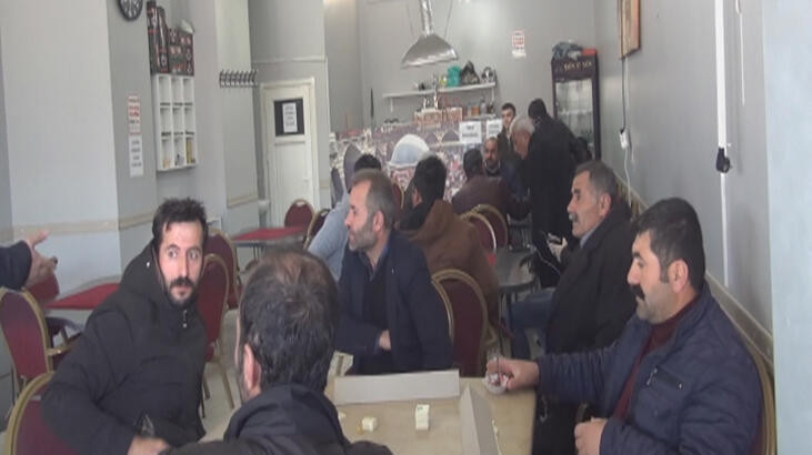 Kapalı olması gereken kahvede okey oynarken yakalandılar !