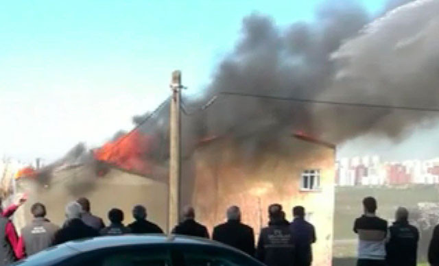 Avcılar'da korkutan alevler; 2 binanın çatısı alev alev yandı 