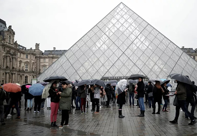 Fransa'da koronavirüsü alarmı! Louvre kapılarını kapattı