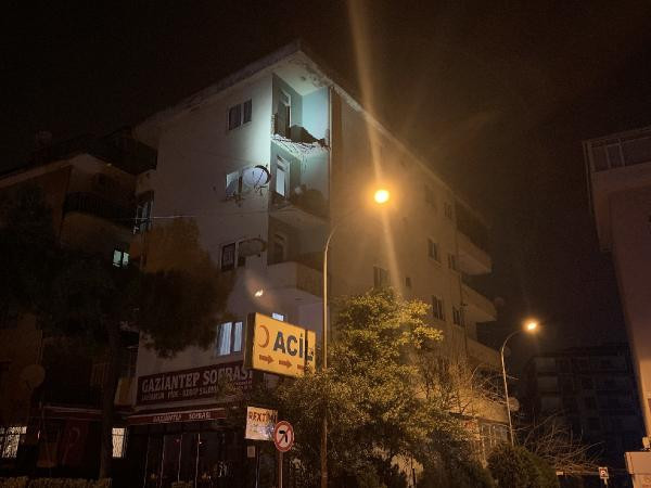 İstanbul'da 4 katlı binanın balkonları çöktü! - Resim : 3