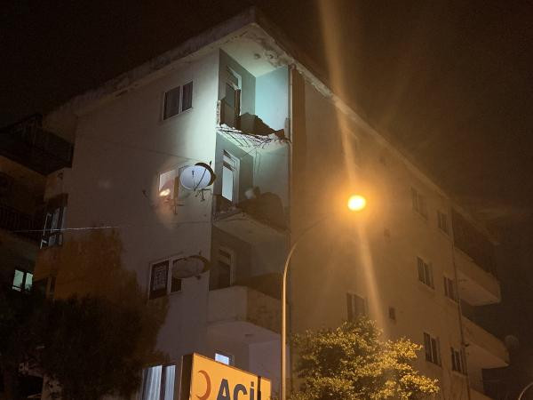 İstanbul'da 4 katlı binanın balkonları çöktü!