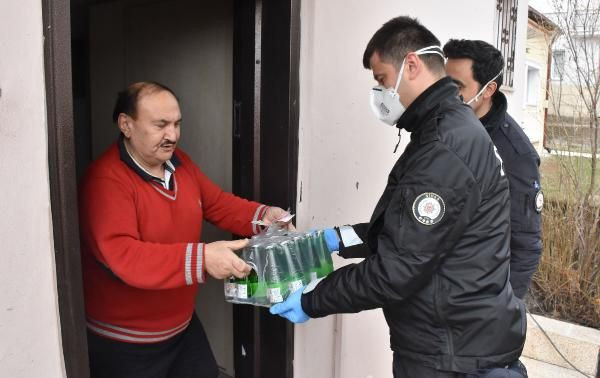 Evden çıkmadı, maden suyu isteğini polis karşıladı