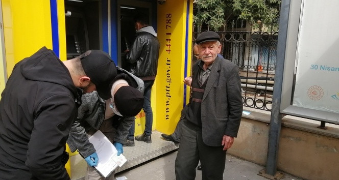 77 yaşındaki vatandaş gazetecilerle alay etti