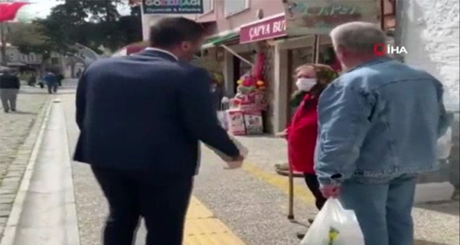 ''Evinize gidin'' diyen belediye başkanı nineden bastonu yedi !