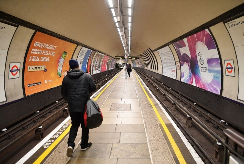 Londra metrosu koronavirüse rağmen tıklım tıklım! - Resim: 2