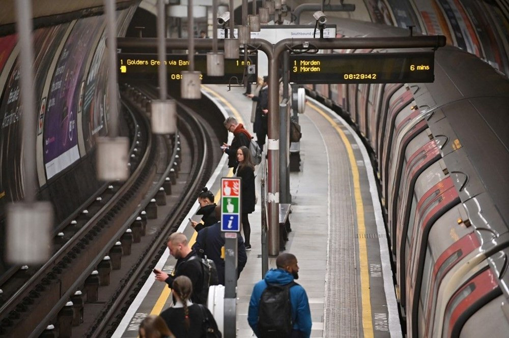 Londra metrosu koronavirüse rağmen tıklım tıklım! - Resim: 3