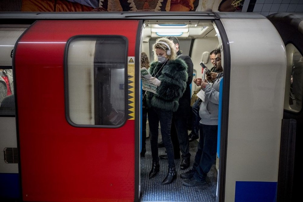 Londra metrosu koronavirüse rağmen tıklım tıklım!