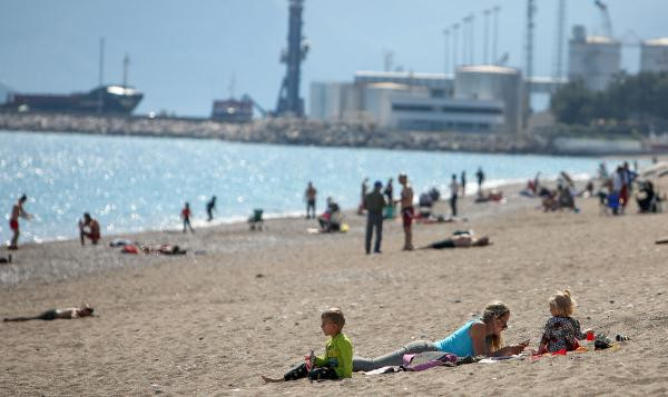 Antalya sahilinde vatandaş koronavirüs dinlemedi