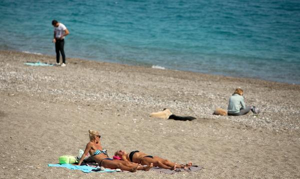 Antalya sahilinde vatandaş koronavirüs dinlemedi